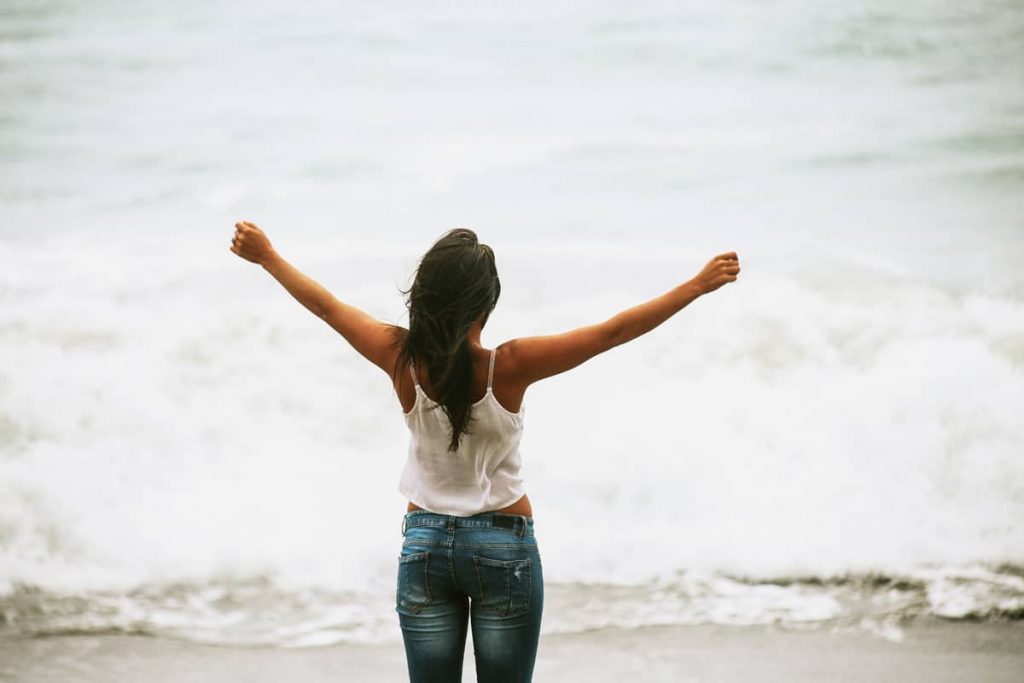 Femme-victorieuse-au-bord-de-mer