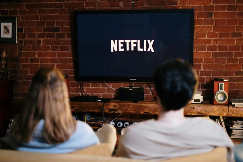 Couple regardant netflix